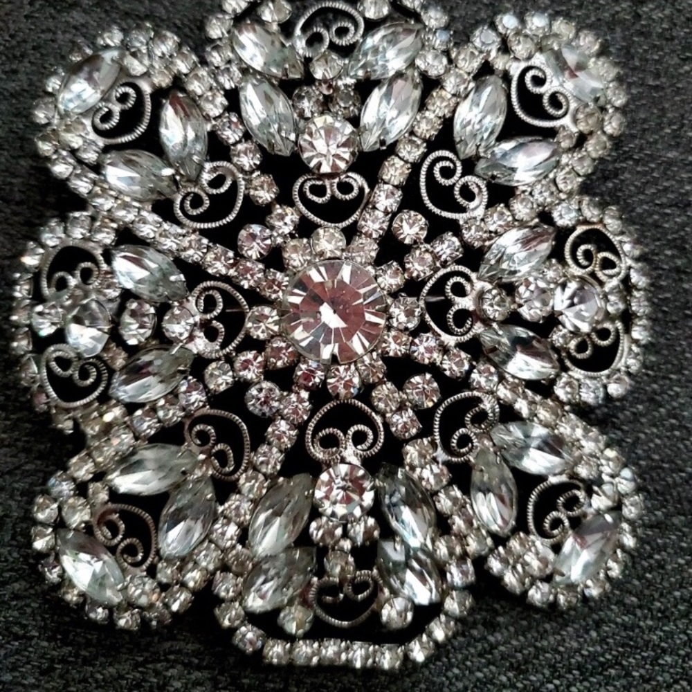🌻Vintage Rhinestone XL Pin Perfect For Wedding🌻